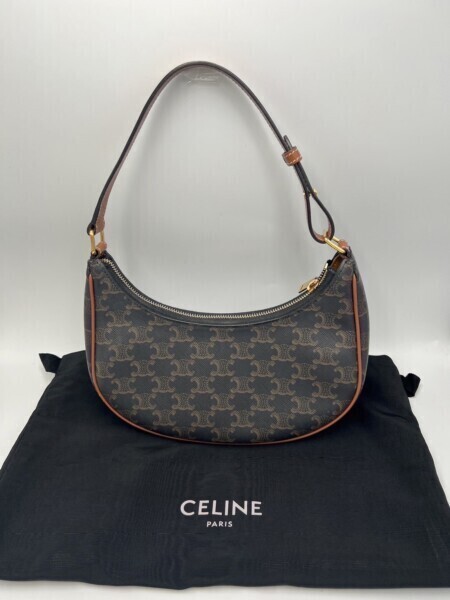 คุณแพรว – รับฝากกระเป๋า